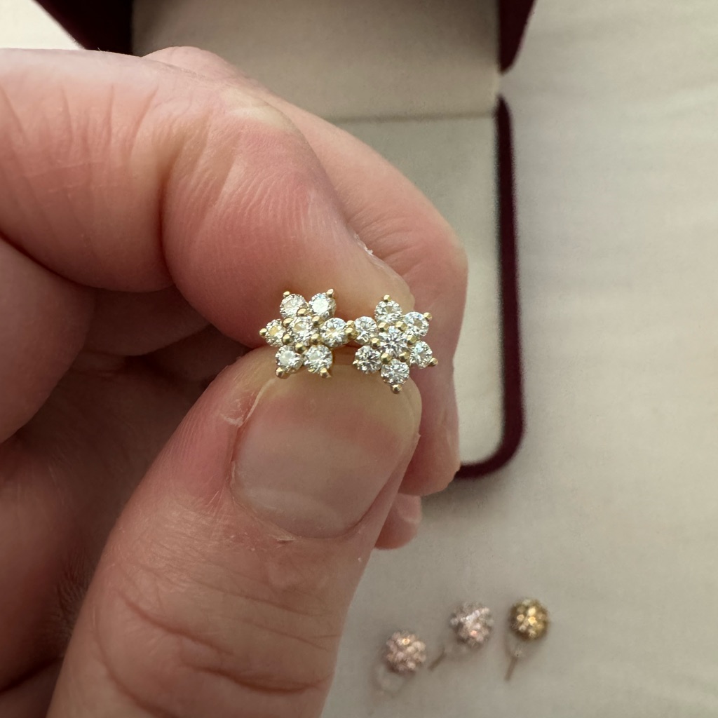 Handcrafted 18-Karat Yellow Gold Diamond Flower